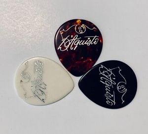 짐의 픽(두꺼운(흰색), 중간(거북이 등껍질), 얇은(검은색))