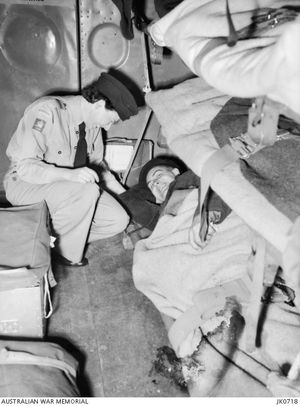 RAAF 간호사가 부상당한 RSAAF 출신 전쟁 포로를 후송하는 항공기 안에서
