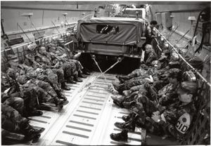 로스앤젤레스 폭동에 대처하기 위해 C-141로 이동하는 제7보병사단 부대 (1992년)