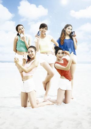 카라가 "GO GO 서머!"를 홍보하고 있다.