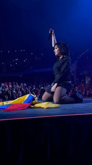 로바토가 2022년 9월 Holy Fvck Tour에서 보고타에서 공연하고 있다