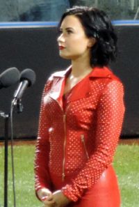 월드 시리즈에서 국가를 제창하는 데미(2015년)