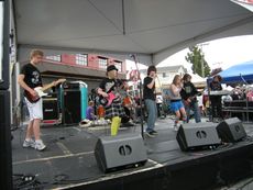 2009년 워싱턴 주 시애틀 프리몬트 페어에서 공연하는 폴 그린 록 음악 학교 학생들.