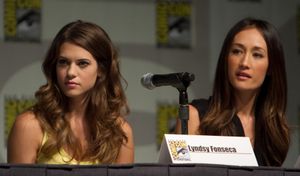 린지 폰세카와 Q가 2010년 7월 샌디에이고 코믹콘에서 텔레비전 드라마 니키타 패널에 참석했다.