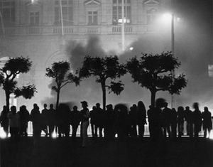 1979년 5월 21일, 샌프란시스코 시청 밖에서 과실치사 평결에 반응하는 시위대.