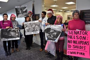 코드 핑크 반전 운동가들이 사우디-미국 무기 거래를 지지하는 미국 상원 의원들에게 항의 (2017년 12월)