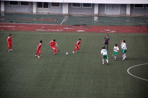 홍영조(10번)가 2008년 투르크메니스탄과의 경기에서 북한 대표팀과 함께하고 있다.