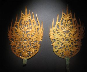 백제 시대의 세공으로 만들어진 왕과 왕비의 금관 장식