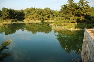 신라 문무왕의 지시로 674년에 완성된 경주의 인공 호수 안압지. 롯데월드 민속박물관에 모형으로 재현되어 있다.