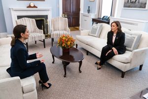 보니아디와 카멀라 해리스가 마흐사 아미니 시위에 대해 논의, 2022년 10월