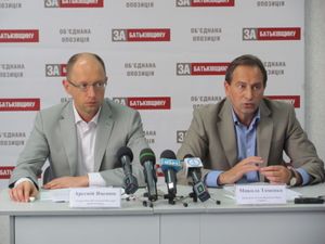2012년 6월 30일, 미콜라이우에서 미콜라 토멘코와 합동기자회견을 가진 모습.