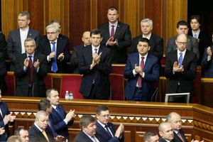 2014년 11월 27일 우크라이나 의회 개원식과 총리 임명식에 참여한 여당 지도자들. 가운데 오른쪽 끝에서 일어서 있는 사람이 야체뉴크 총리이다.