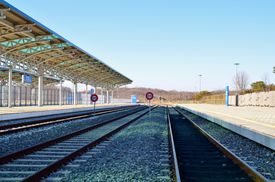 DMZ의 도라산역에 있는 평부선 선로.