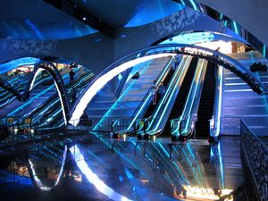 카지노와 호텔 오라 및 갤러리아 워크 패션을 연결하는 리조트 내부 에스컬레이터