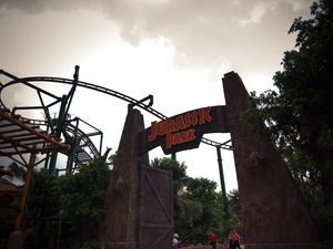 쥬라기 공원 입구 (배경에 캐노피 플라이어가 보인다).