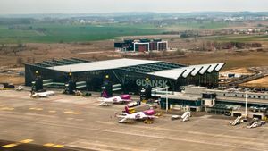 레흐 바웬사 공항 (2022년 확장 이전, 2012년)