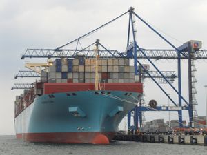 머스크(Maersk) 컨테이너선이 그단스크 항에 정박해 있다.