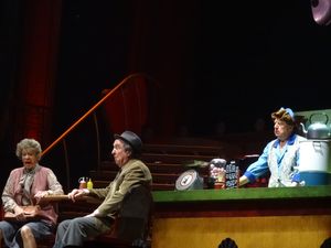 2014년 몬티 파이튼 라이브 (대부분)에서 "스팸 스케치" 중 계산대 뒤에 있는 존스(오른쪽). 그는 거의 모든 요리에 스팸이 들어 있는 메뉴를 읊는 웨이트리스 역을 맡았다.