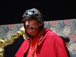 『리유니언 라이브!』（2014년)에서 「스페인 종교 재판」을 연기하는 존스