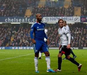 프리미어 리그 경기 중 홀든과 니콜라 아넬카