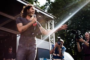 2014년 6월, 런던에서 열린 반긴축 국민 집회에서 연설하는 브랜드