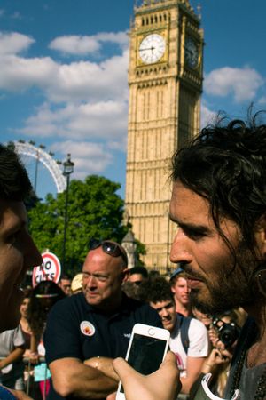 2014년 런던 국회의사당 밖에서 인터뷰를 하는 브랜드