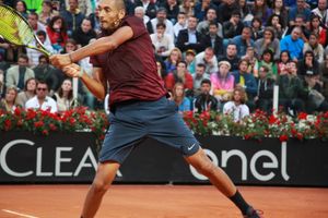 키리오스의 강력한 양손 백핸드