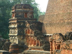 날란다는 5세기 초 굽타 황제에 의해 설립되었으며, 이후 7세기에 걸쳐 확장되었다.