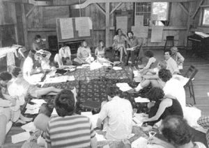 스무 명이 원을 그리며 앉아 있는 모습