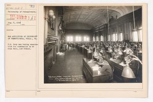 펜실베이니아 대학교 학생들이 1918년 6월 펜 로(Penn Law), 펜실베이니아 대학교의 맥킨 홀(McKean Hall)에서 미국 해군 위임 시험을 치르고 있다.