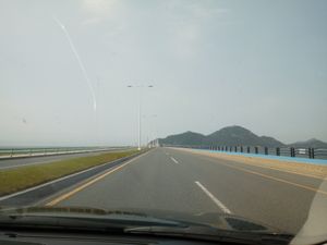 야미도와 군산시 육지를 잇는 새만금 4호 방조제. 군산시에서 야미도로 남쪽으로 내려가며 촬영. 2018년 6월