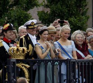 메리는 스웨덴의 빅토리아 왕세녀의 결혼식에 참석했다. 그녀는 (왼쪽부터) 프레데리크, 네덜란드 국왕 빌럼알렉산더르, 네덜란드의 막시마, 노르웨이의 메테마리트, 네덜란드의 베아트릭스와 함께 사진을 찍었다.