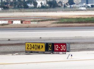 방향 표지판, 위치 표지판, 활주로 표지판이 결합된 모습