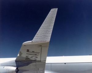 KC-135 스트라토탱커에 장착된 터프트가 있는 윙렛 (1979–1980년 NASA 테스트 중 기류를 보여줌)
