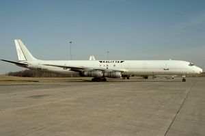 1993년의 전 아메리칸 인터내셔널 항공 더글러스 DC-8. 이 항공기는 같은 해 리워드 포인트 필드에서 사고에 연루되었다.