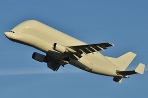 F-GSTD 벨루가의 측면도, 2012년 착륙 장치 복귀 중