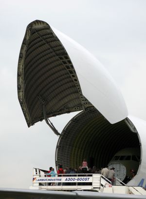 위로 열리는 경첩식 문