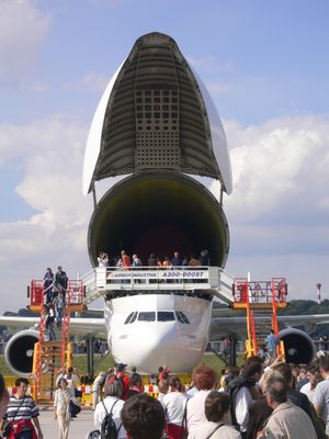 전방 화물 도어를 연 벨루가를 정면에서 본 모습. 견학자용 통로가 설치되어 있다.