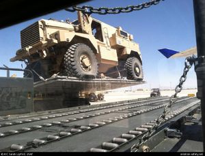 사고 당일 캠프 바스티온에서 항공기에 적재되는 MRAP