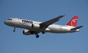 노스웨스트 항공 에어버스 A320가 밴쿠버 국제공항에 착륙하는 모습