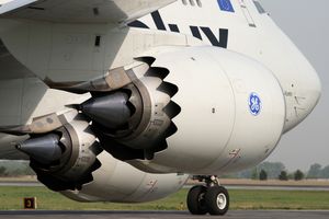 747-8은 각 날개 아래에 두 개의 GEnx 터보팬을 장착하고 있으며, 나셀에는 셰브론이 있다.