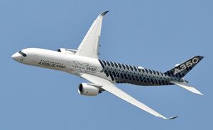 탄소 섬유 테마의 항공기 도장. 복합 재료는 A350 전체에 광범위하게 사용됩니다.