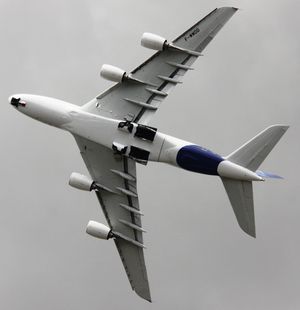 A380의 랜딩 기어 배치와 날개 구조를 보여주는 평면도