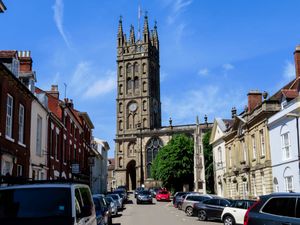 워릭의 성 마리아 교회 (Collegiate Church of St Mary, Warwick) 교회 거리에서 본 모습