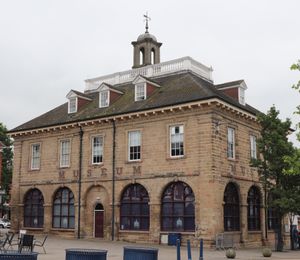 마켓 홀 박물관, 마켓 스퀘어에 위치