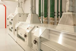 타르투 제분소의 장비. 현대 식품 가공 공장은 종종 고도로 자동화되어 있다.