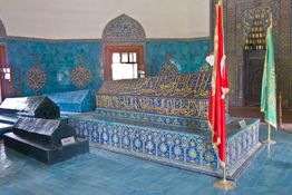 그의 묘소인 부르사의 예실 튀르베