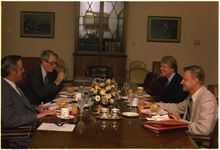 백악관에서 카터, 밴스, 몬데일과 대화하는 브레진스키(오른쪽/1977년)