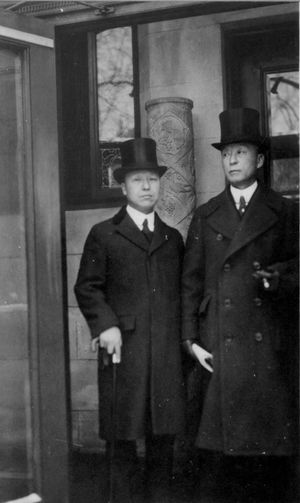 1921년 초, 태평양 해군 군축 회담서 한국의 입장을 교섭하기 위해 워싱턴 구미위원부 청사를 나서는 한국대표단의 이승만 단장과 서재필 부단장.