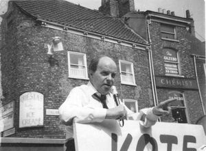 요크에서 유세 중인 그림자 내무장관 이안 맥클로드.